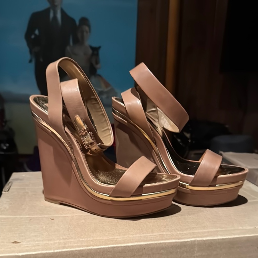 Elegant Tan and Gold Wedge Sandals 8/38